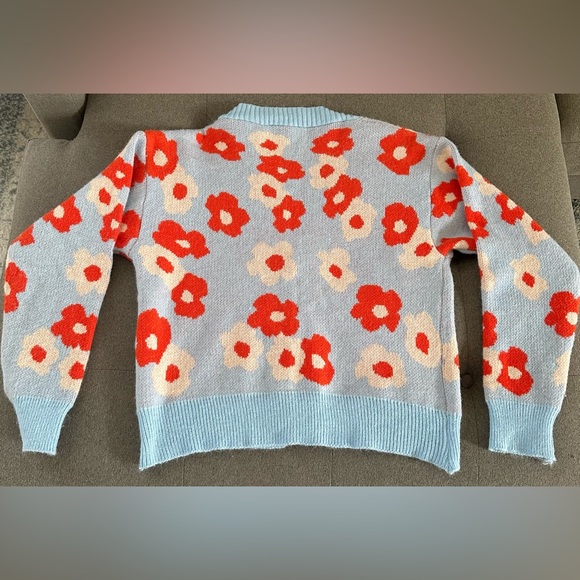 Cropped V-Neck Button-Up Flower Cardigan - Picture 4 of 5